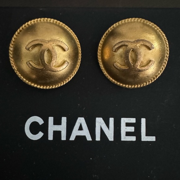 CHANEL Button Clip On Earrings CC logo with rope border. Chanel box included - Picture 8 of 9